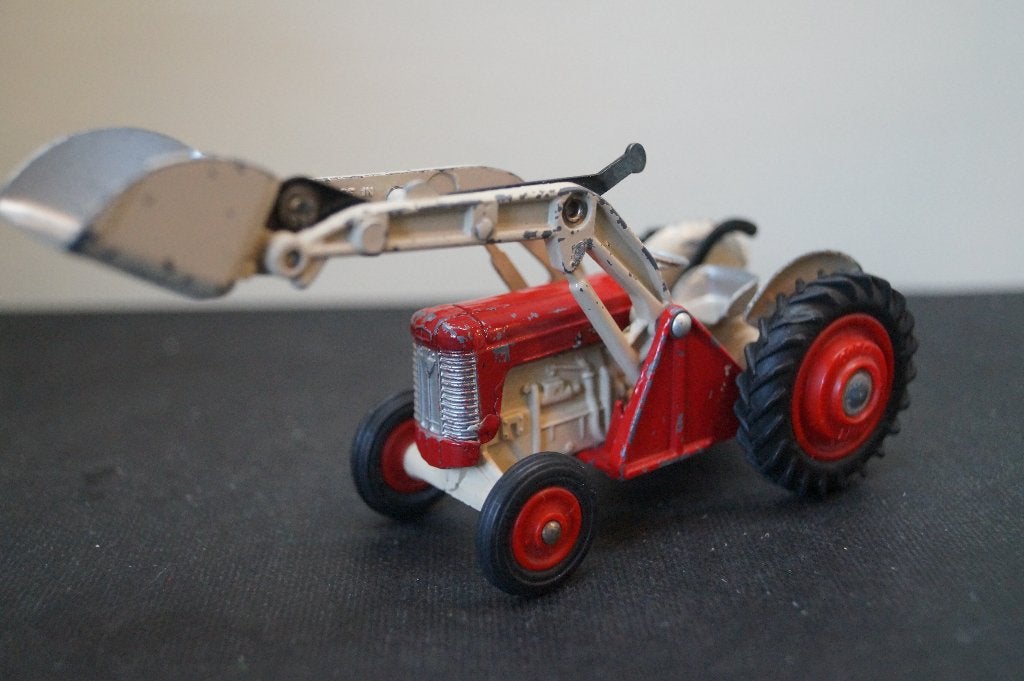 Corgi toys . Tractor  Massey Ferguson 65 met sjofel, Verzenden