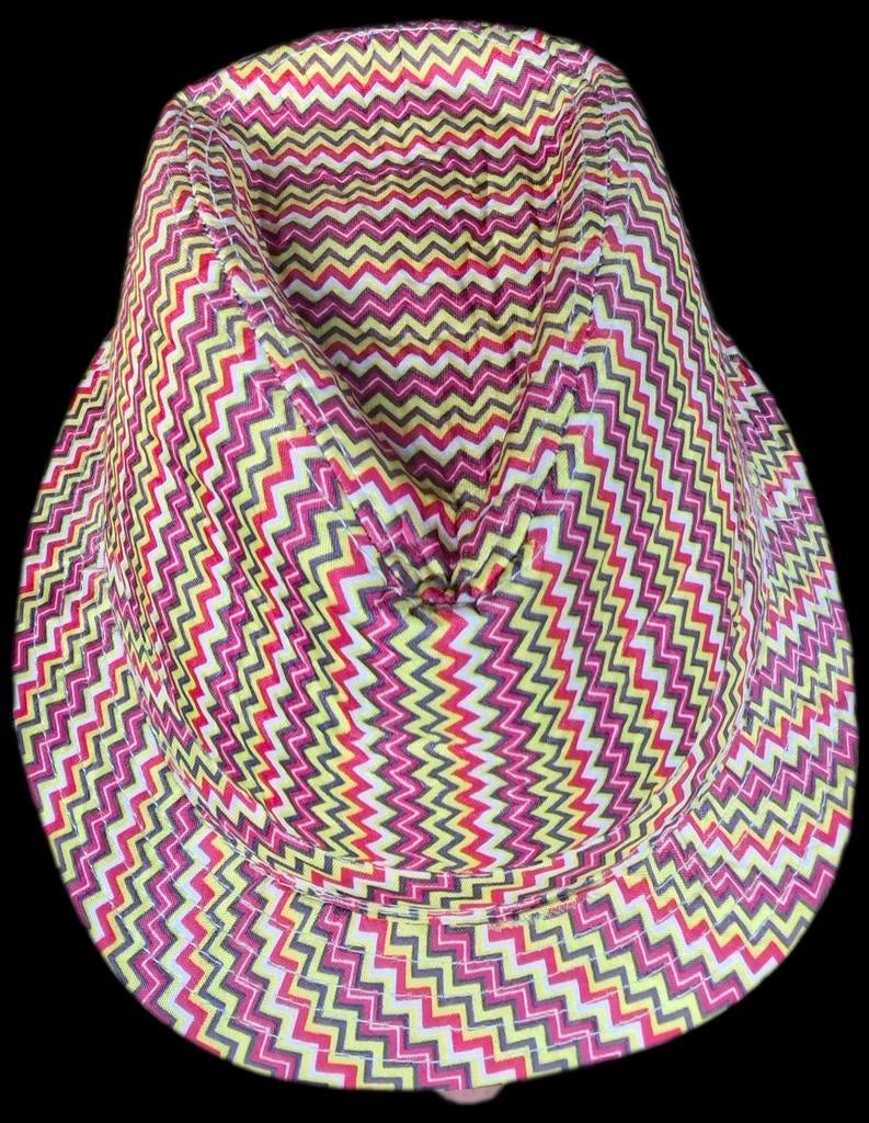 Kleurrijke Hoed met Zigzagpatroon - One Size, Kleding | Dames, Hoeden en Petten, Zo goed als nieuw, Hoed, One size fits all, Ophalen of Verzenden