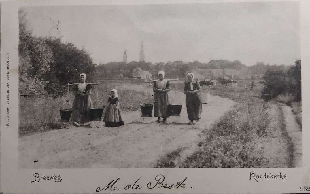 Koudekerke Breeweg 1904 – Walcherse Klederdracht/Melkmeisjes, Ophalen of Verzenden, Voor 1920, Gelopen, Zeeland