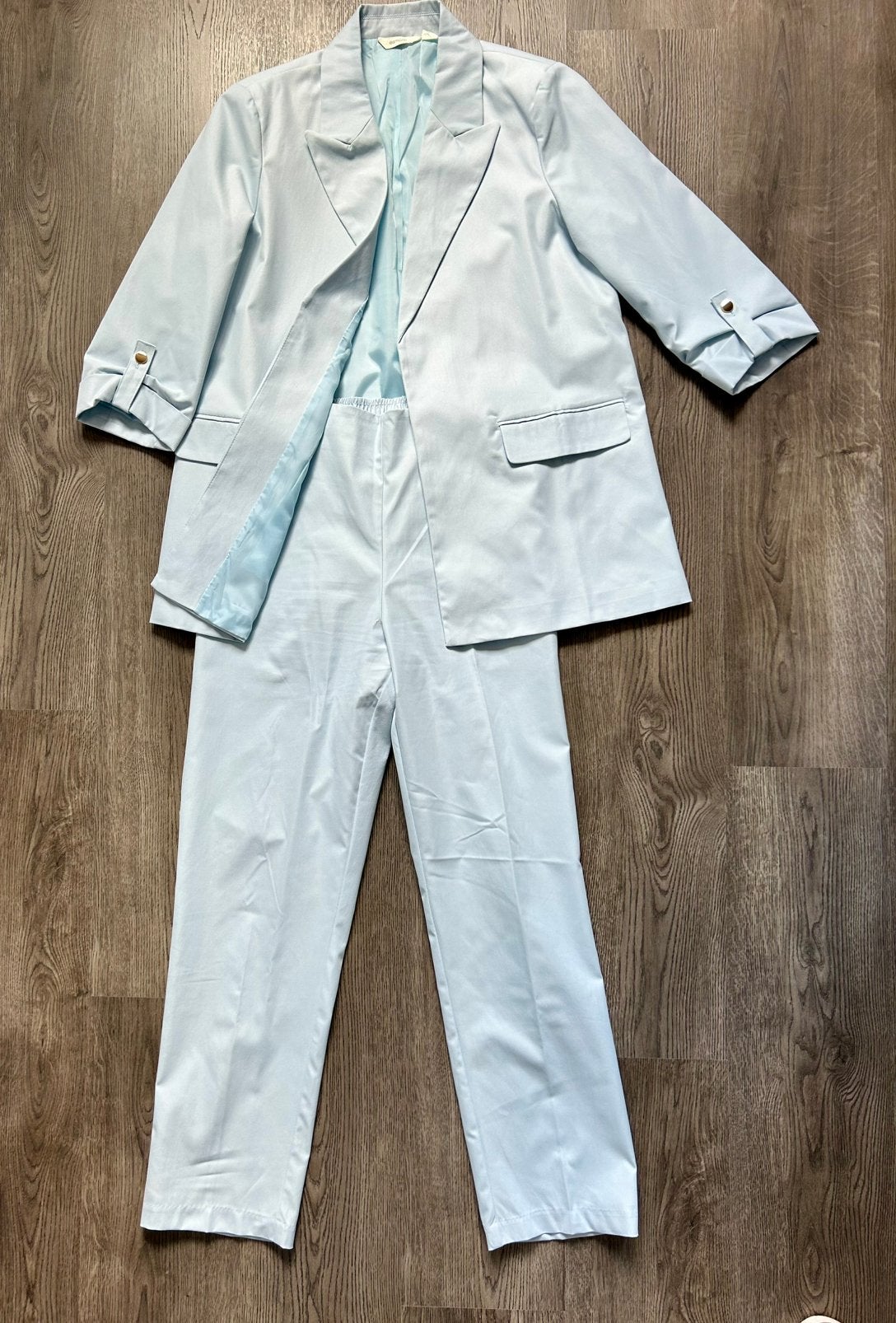 Mooi lichtblauw dames pak, jasje maat 42, broek maat 40, Maat 38/40 (M), Kostuum of Pak, Blauw, Ophalen of Verzenden