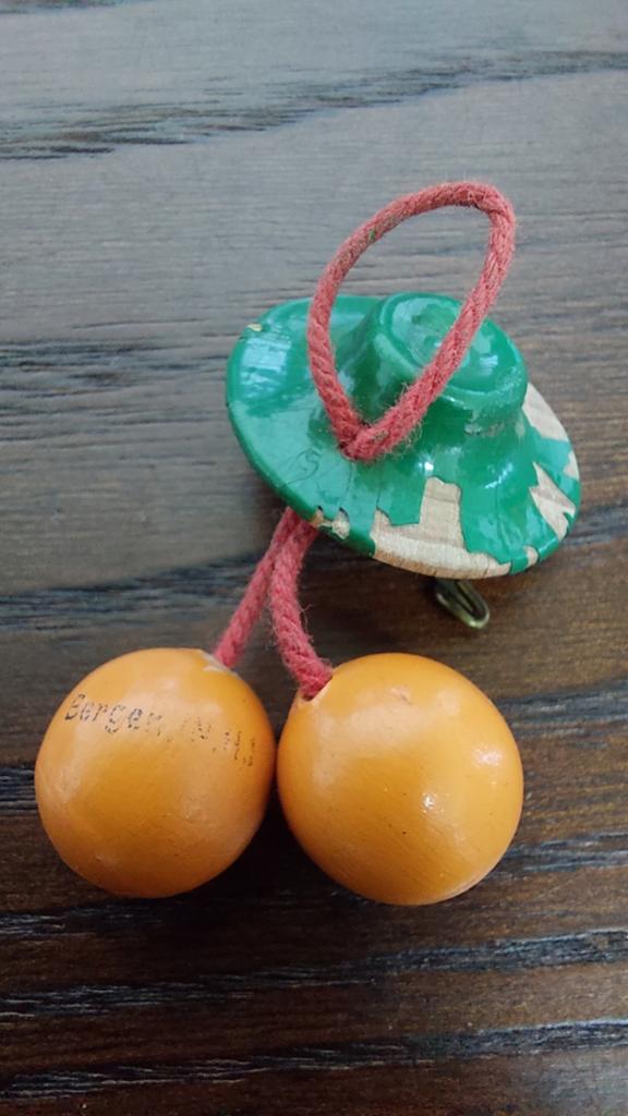 Speldje uit Bergen NH groen hoedje 2 oranje balletjes, Ophalen of Verzenden