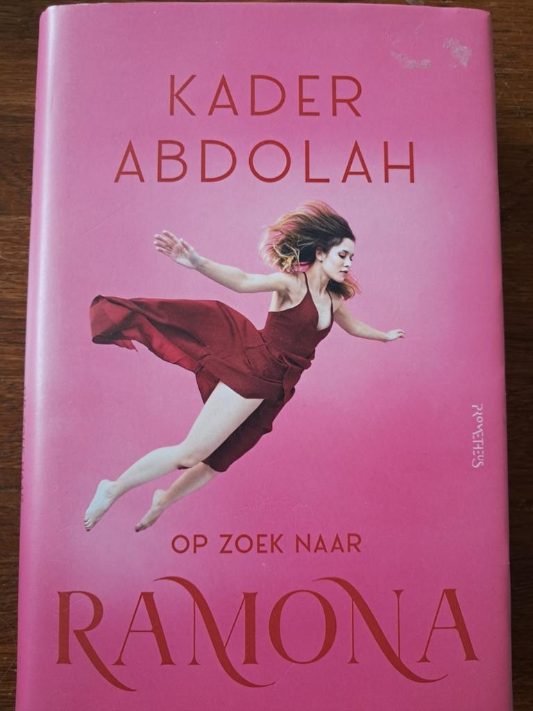 Kader Abdolah - Op zoek naar Ramona (Roman), Boeken, Ophalen of Verzenden, Gelezen, Kader Abdolah, Nederland