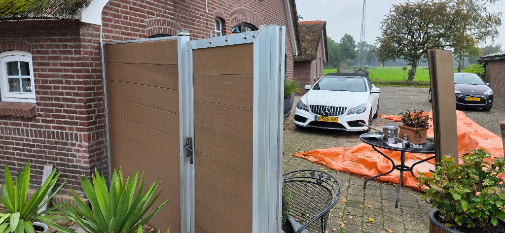 composiet schutting plus deur, Tuin en Terras, Ophalen, Kunststof, 1 tot 2 meter, Zo goed als nieuw