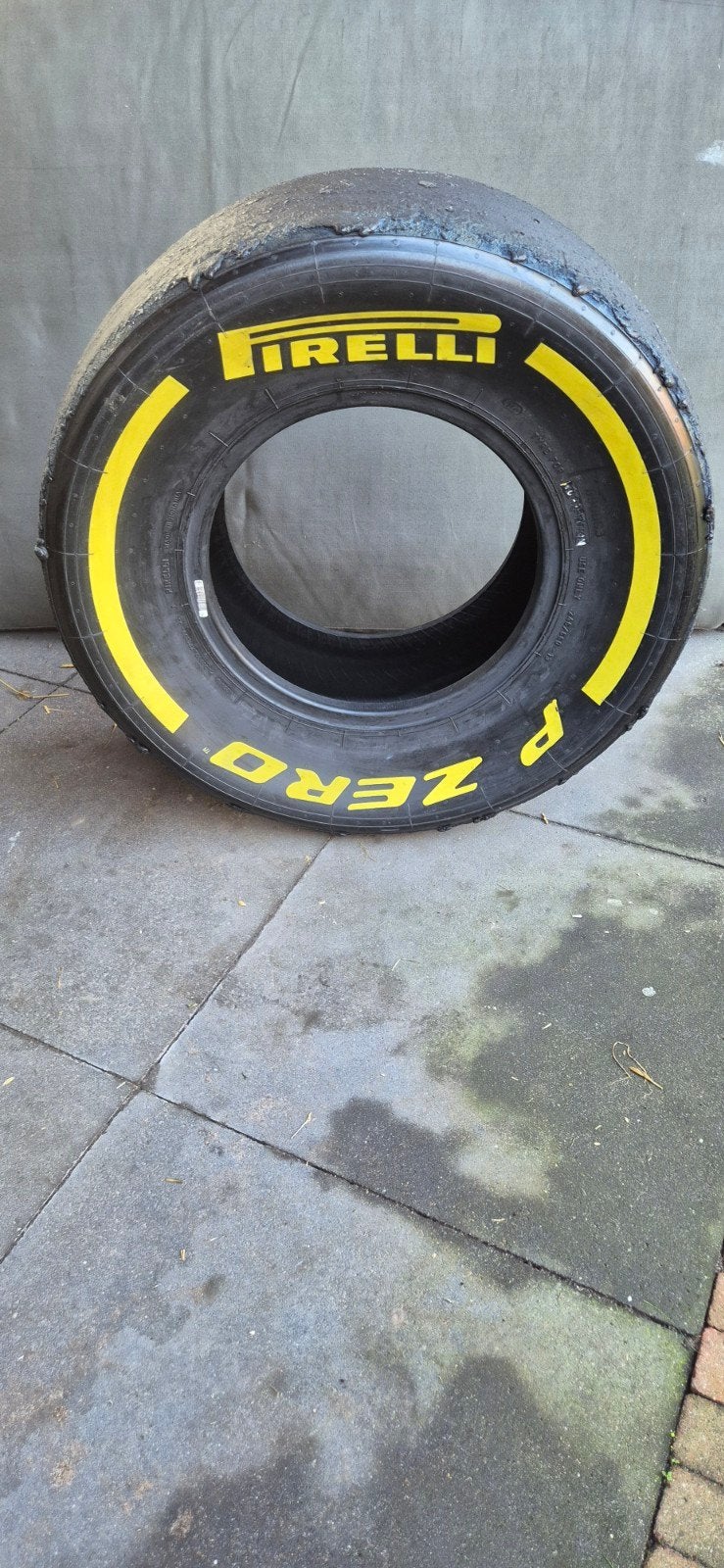 Pirelli F1  Band - Gebruikt door Mercedes F1 team, Verzamelen, Ophalen of Verzenden, Gebruikt, Formule 1