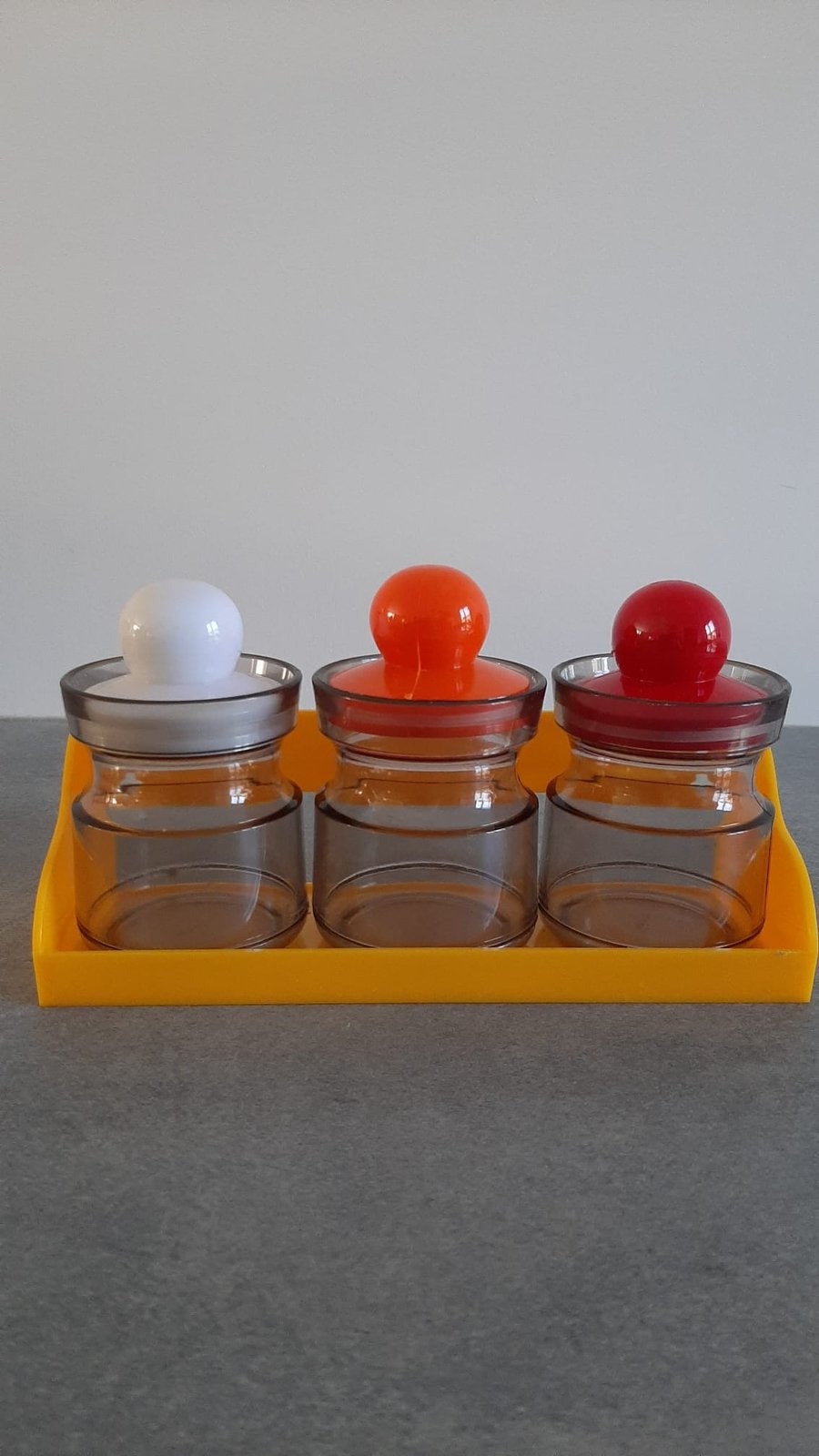 Vintage set geel rekje en 3 kunststof potjes wit oranje rood, Ophalen of Verzenden