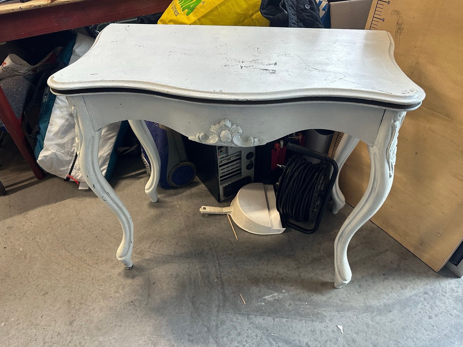 Antieke bijzettafel met sierlijke poten, Ophalen