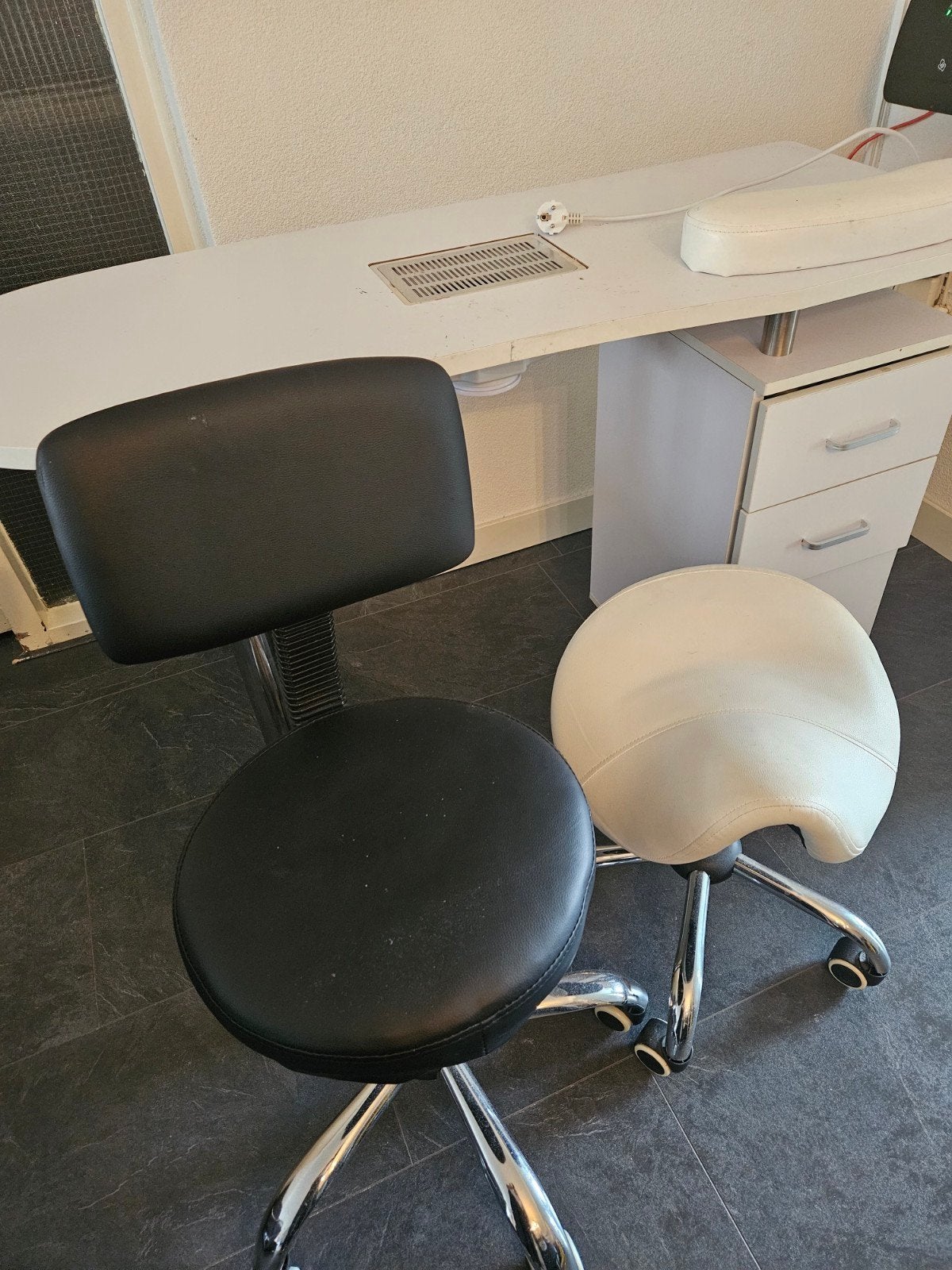 Nageltafel met afzuiging en 2 krukken, Ophalen, Overige typen, Gebruikt, Spaanplaat of MDF