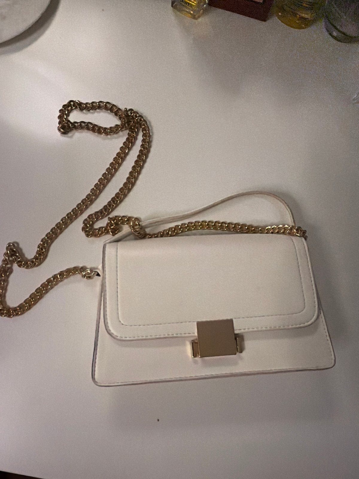 Witte handtas met gouden ketting, Sieraden, Tassen en Uiterlijk, Tassen | Damestassen, Ophalen of Verzenden, Zo goed als nieuw