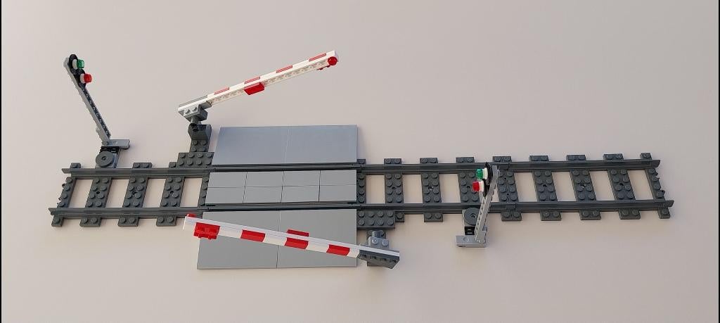 Lego trein: brede overweg + slagbomen + 2 seinpalen (Nieuw!), Ophalen of Verzenden, Nieuw, Complete set, Lego
