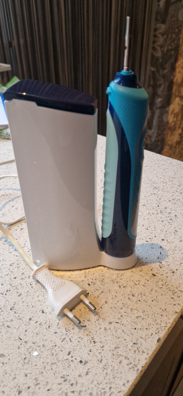 Oral-B elektrische tandenborstel met oplader, Ophalen of Verzenden, Gebruikt, Mondverzorging