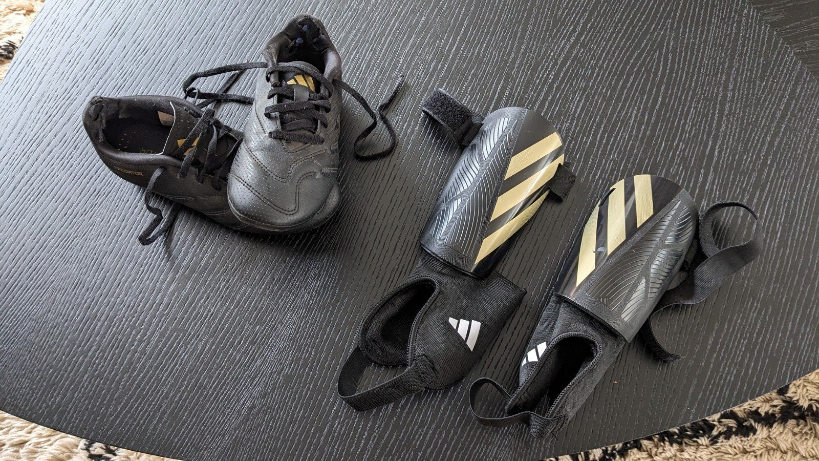 Voetbalschoenen (Adidas predator) + scheenbeschermers, Set, Gebruikt, Ophalen of Verzenden, Maat S