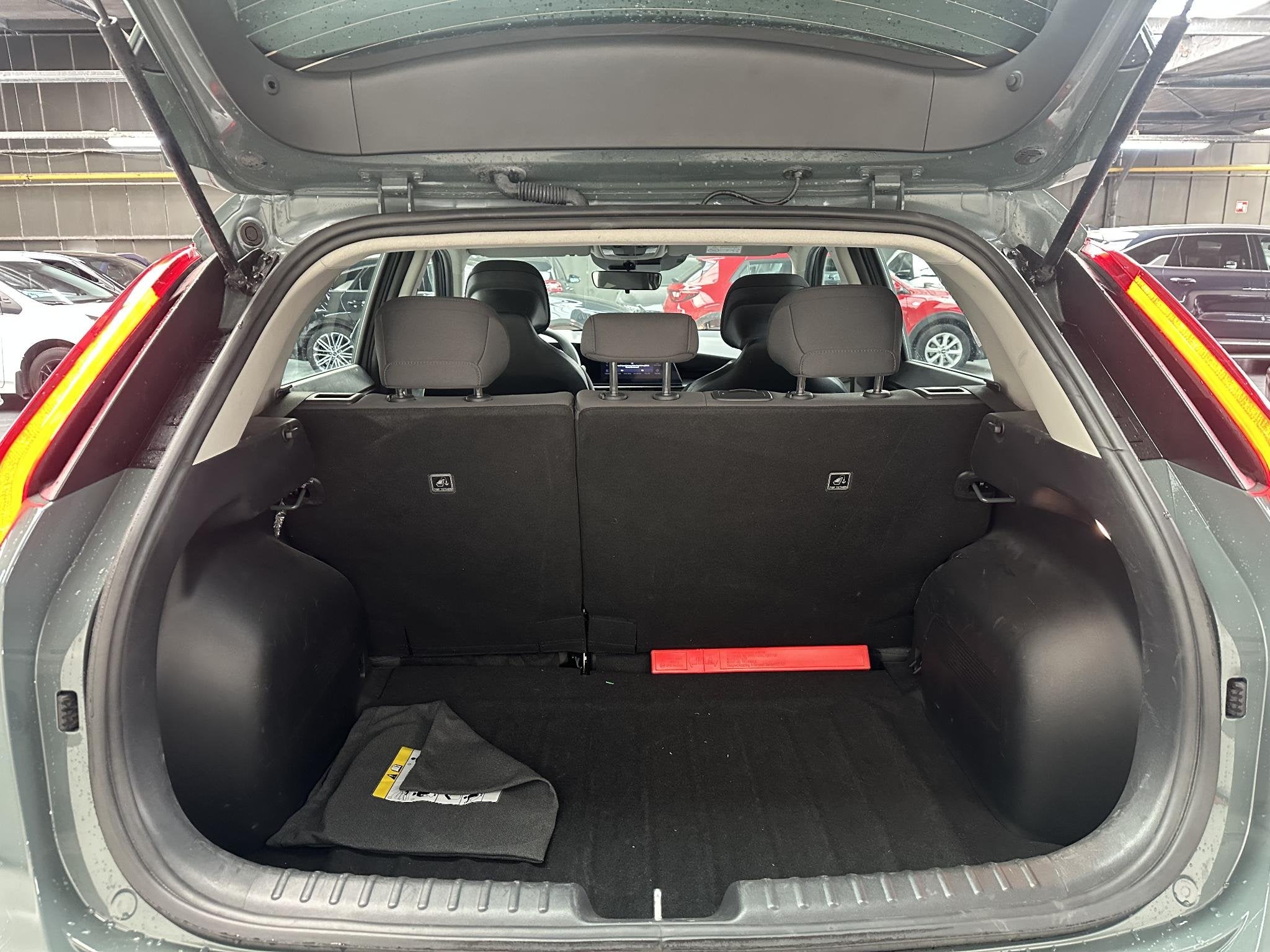 Kia Niro EV Light 64.8 kWh, Stof, Gebruikt, 750 kg, 1657 kg