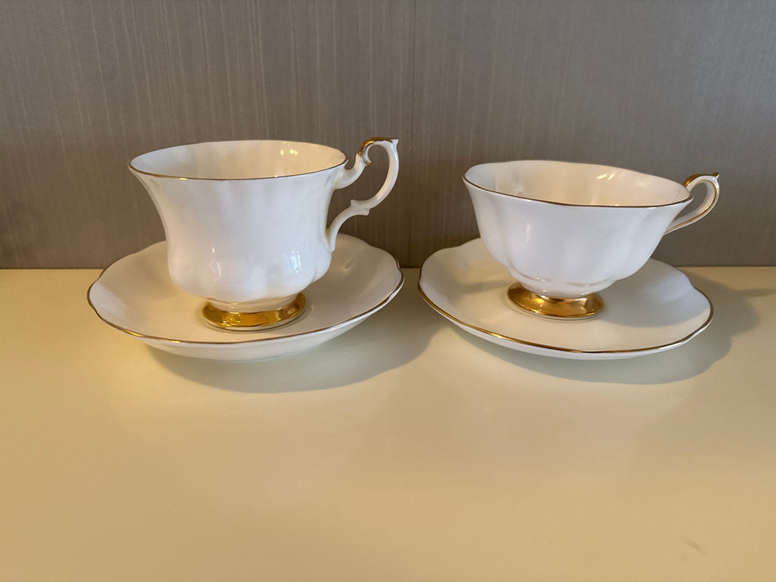 Royal Albert Val D'Or theekopjes en schotels (2 sets), Ophalen