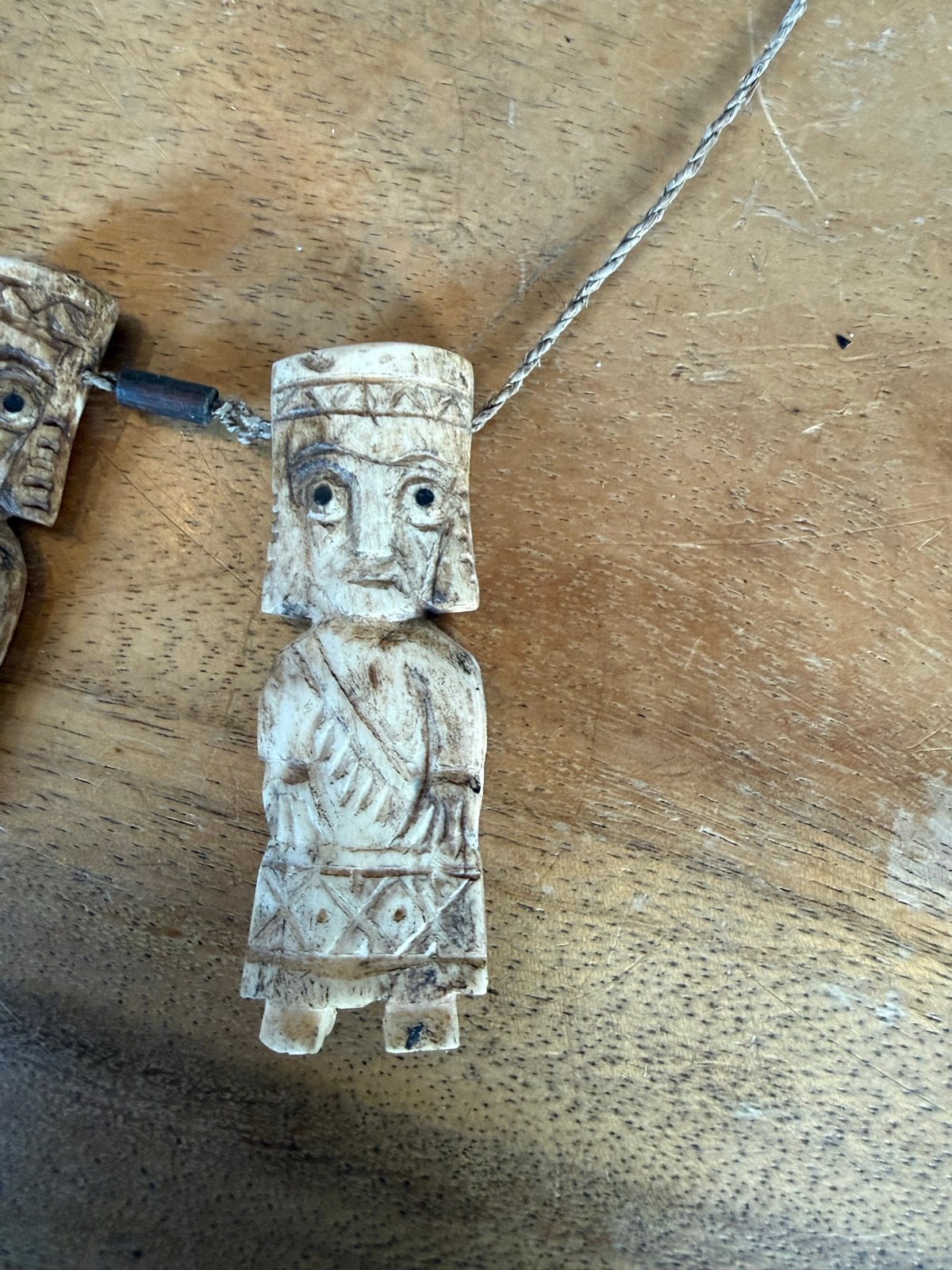 Tribale ketting met handgesneden botfiguren uit Mozambique, Sieraden, Tassen en Uiterlijk, Gebruikt, Beige, Ophalen of Verzenden