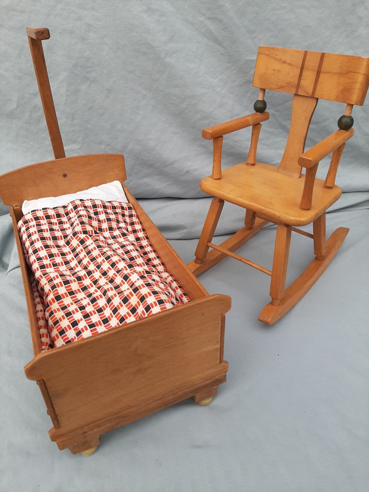 set van klein oud poppenbedje en schommelstoeltje, Ophalen of Verzenden