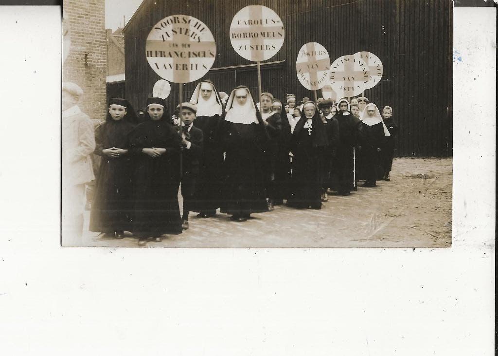 Westland Optocht Zusters uit vele landen Fotokaart Olthoff, Ophalen of Verzenden, Voor 1920, Ongelopen, Zuid-Holland