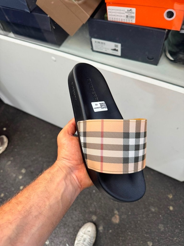 Burberry Slippers, Ophalen of Verzenden, Nieuw, Zwart