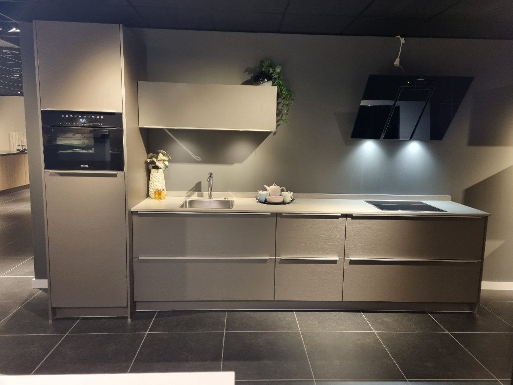 Moderne rechte keuken met luxe apparatuur en Dekton blad, Ophalen, Nieuw, Grijs