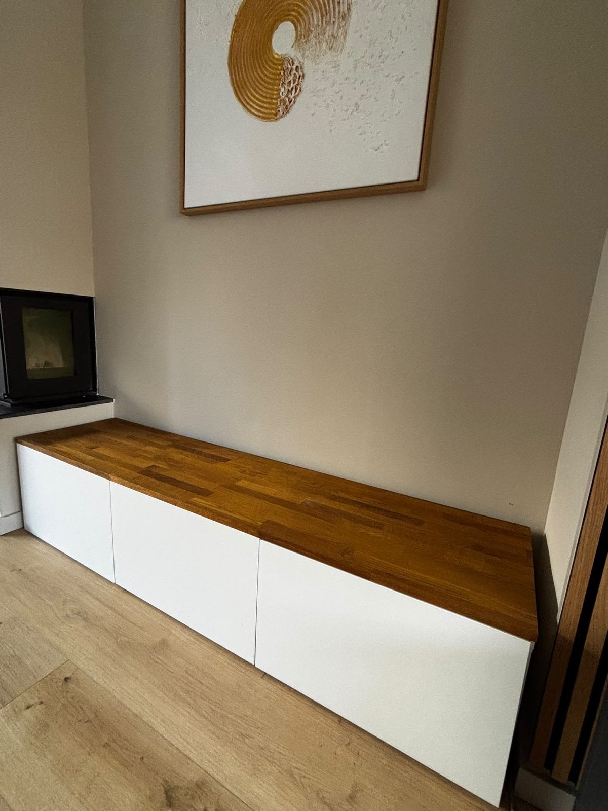 Strak wit tv-meubel met eikenhouten blad, Eikenhout, Ophalen of Verzenden, Zo goed als nieuw, 200 cm of meer