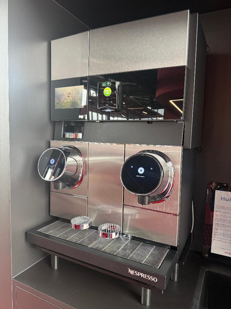 Nespresso Momento Coffee and Coffee, Ophalen, 10 kopjes of meer, Koffiemachine, Zo goed als nieuw