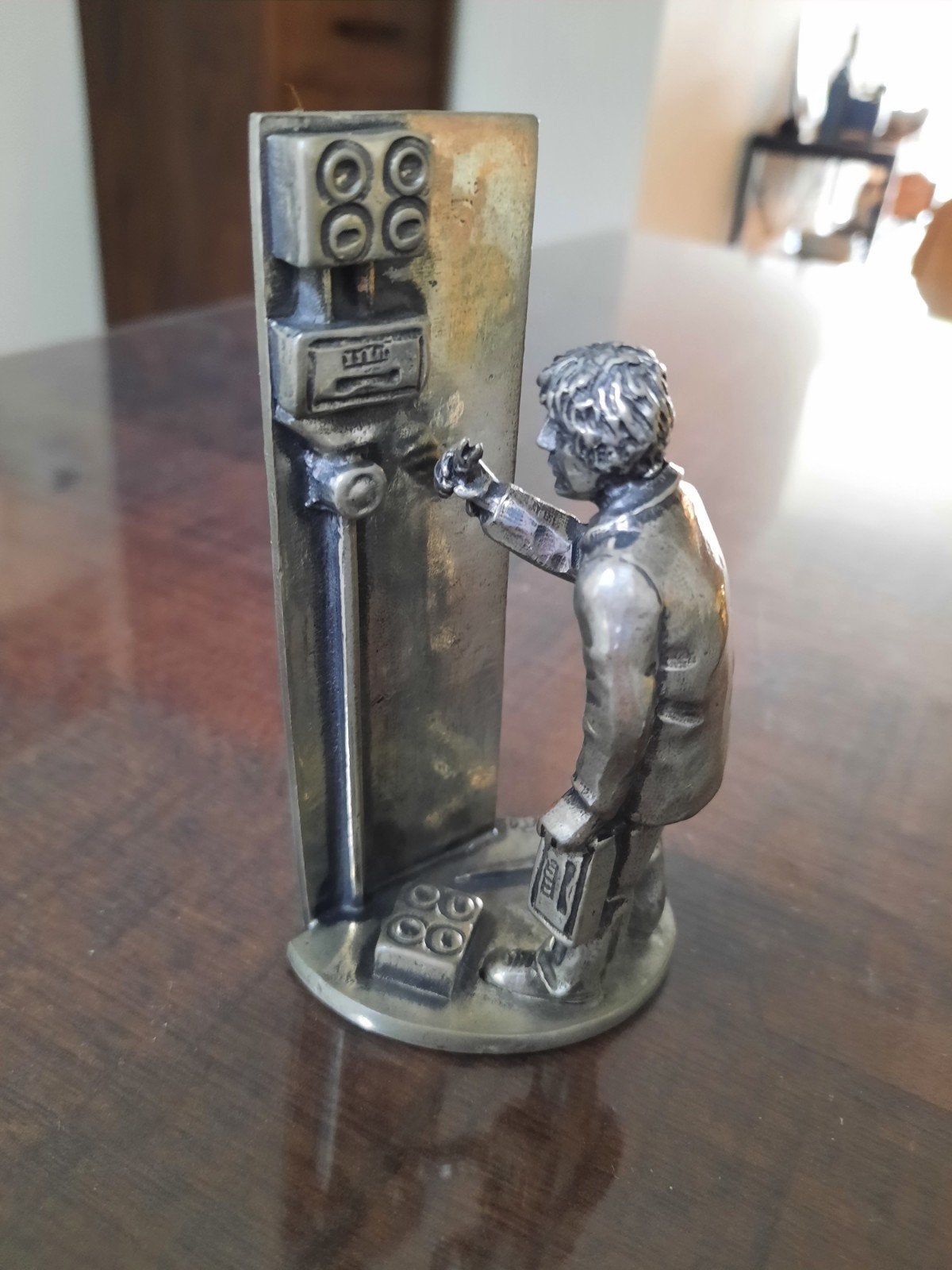 Gemerkt vintage Tinnen Beeldje: Man aan Schakelkast, Ophalen of Verzenden