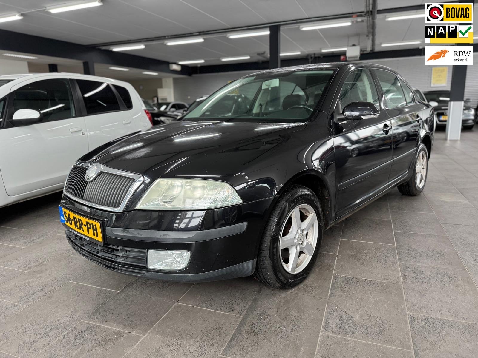 Skoda Octavia 1.6 Ambiente 5-deurs half leer airco elektrisc, Auto's, Dealer onderhouden, Gebruikt, Zwart, 4 cilinders
