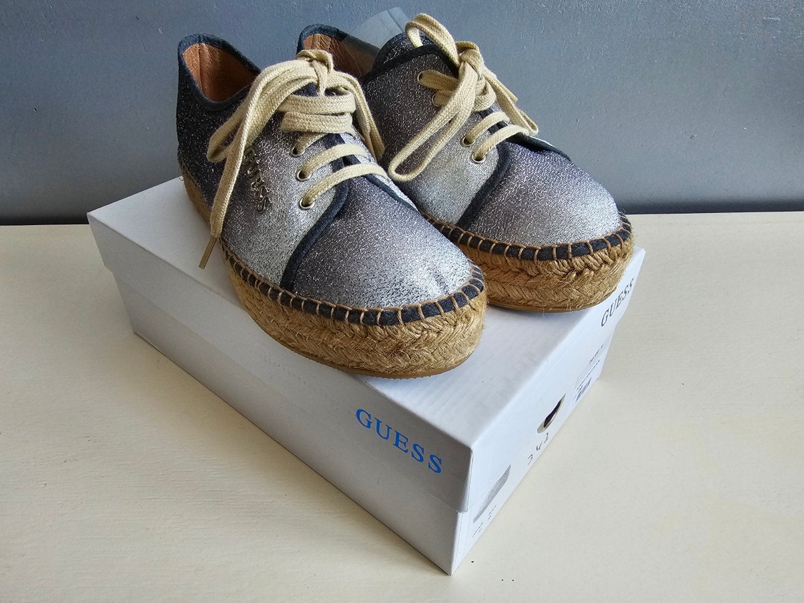 OPRUIMING GUESS; MOOIE APARTE ZOMER SCHOENEN 38 € 15,-, Kleding | Dames, Ophalen, Zo goed als nieuw, Zwart, Sneakers of Gympen
