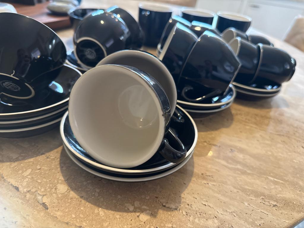 Zwarte koffie- en theekopjes met schotels - 12 sets, Huis en Inrichting, Keuken | Servies, Ophalen, Keramiek, Zo goed als nieuw