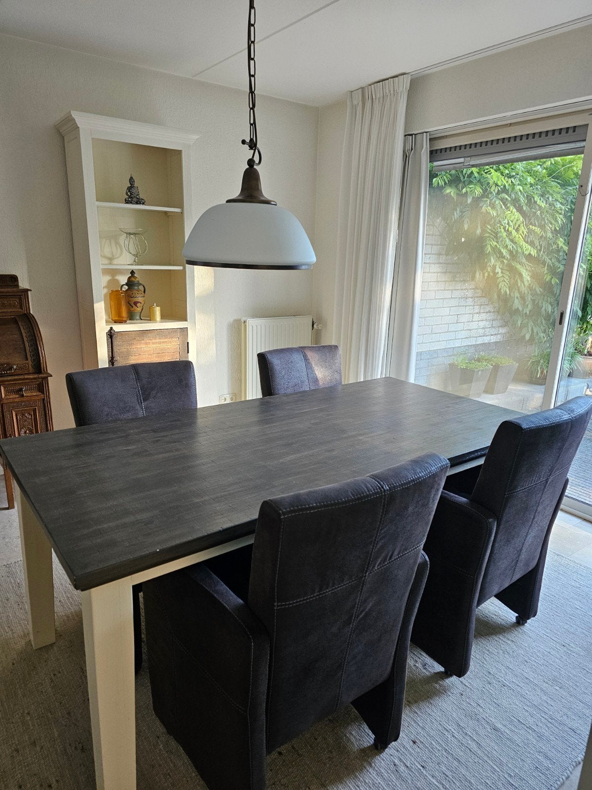 Eettafel met donker blad en witte poten – stevig en stijlvol, Huis en Inrichting, Tafels | Eettafels, Ophalen, Gebruikt, 50 tot 100 cm