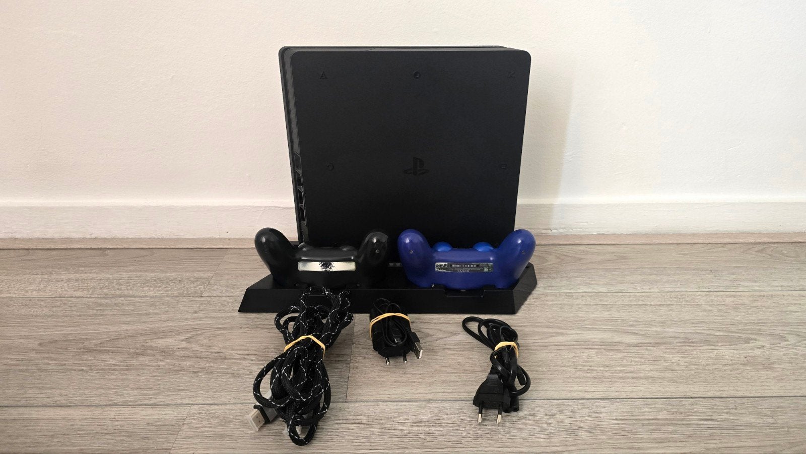 Playstation 4 Slim 1TB + Controllers + Stand + Kabels, Ophalen, Gebruikt, Met 2 controllers, 1 TB