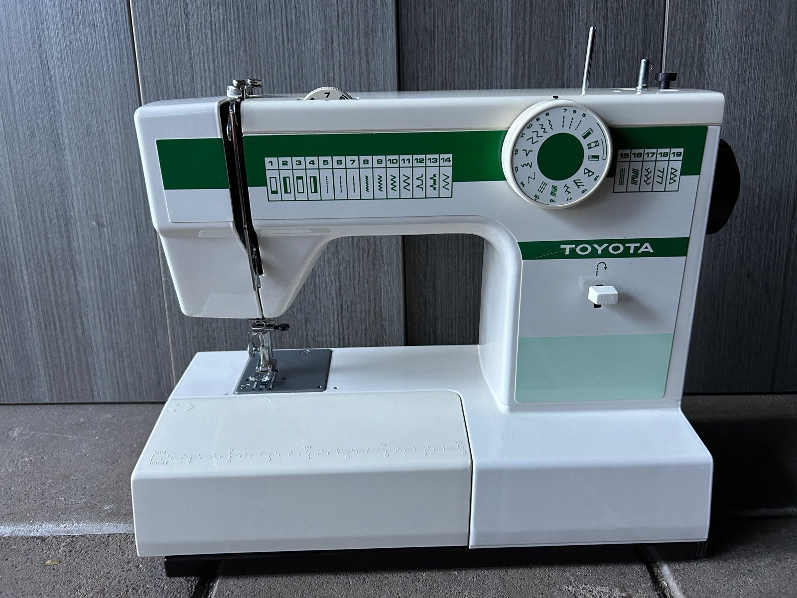Toyota Naaimachine Model 2640N met accessoires, Hobby en Vrije tijd, Naaimachines en Toebehoren, Ophalen of Verzenden, Gebruikt