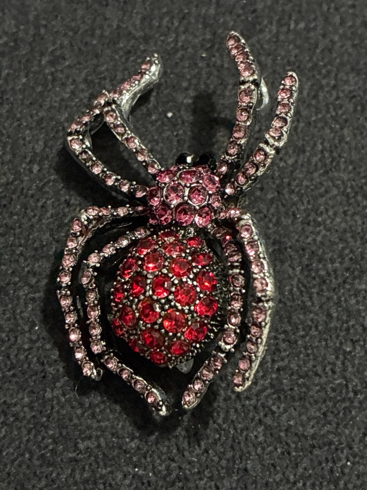 Unieke spinnenbroche met rode en roze strass, Overige materialen, 4 tot 7 cm, Ophalen of Verzenden, Zo goed als nieuw