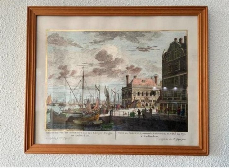 ingekleurde gravure Gezicht op het gebouw Zeeregt Amsterdam, Antiek en Kunst, Kunst | Etsen en Gravures, Ophalen of Verzenden