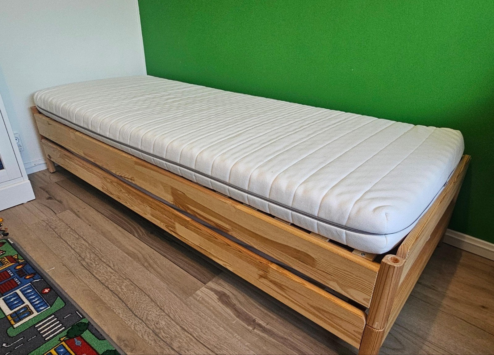 IKEA UTÅKER stapelbed 80x200 cm met matrassen en speelkleed, Huis en Inrichting, Ophalen, Modern, Scandinavisch, Zo goed als nieuw