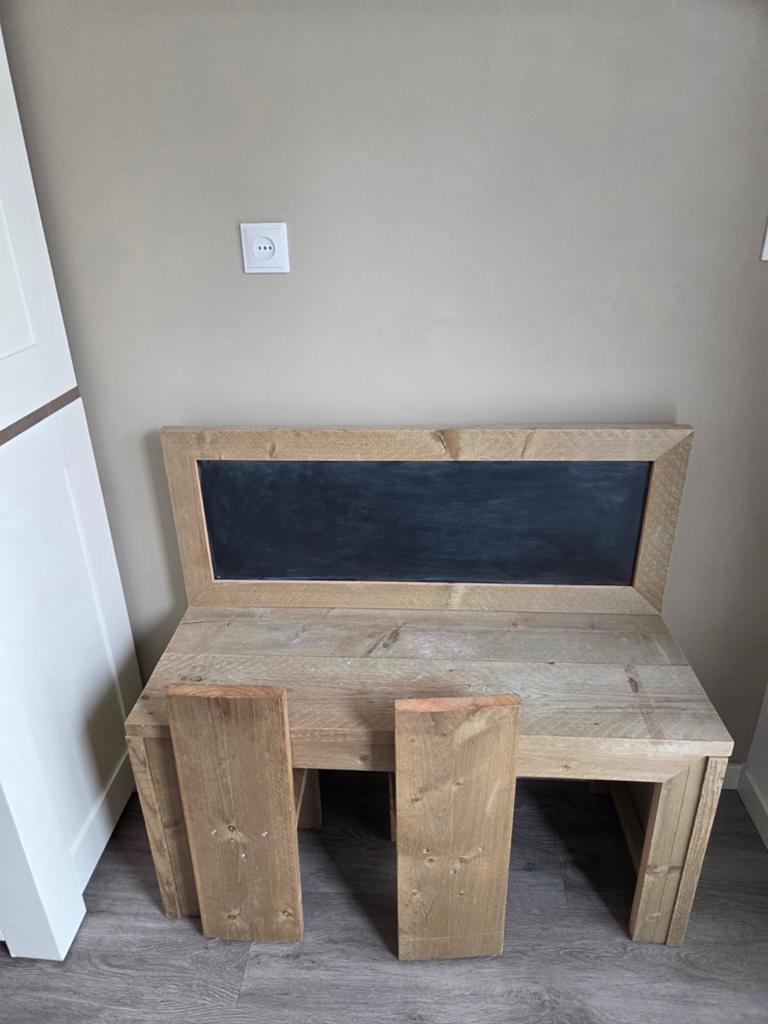 Steigerhouten krijtbord met stoeltjes, Kinderen en Baby's, Kinderkamer | Tafels en Stoelen, Ophalen of Verzenden, Zo goed als nieuw