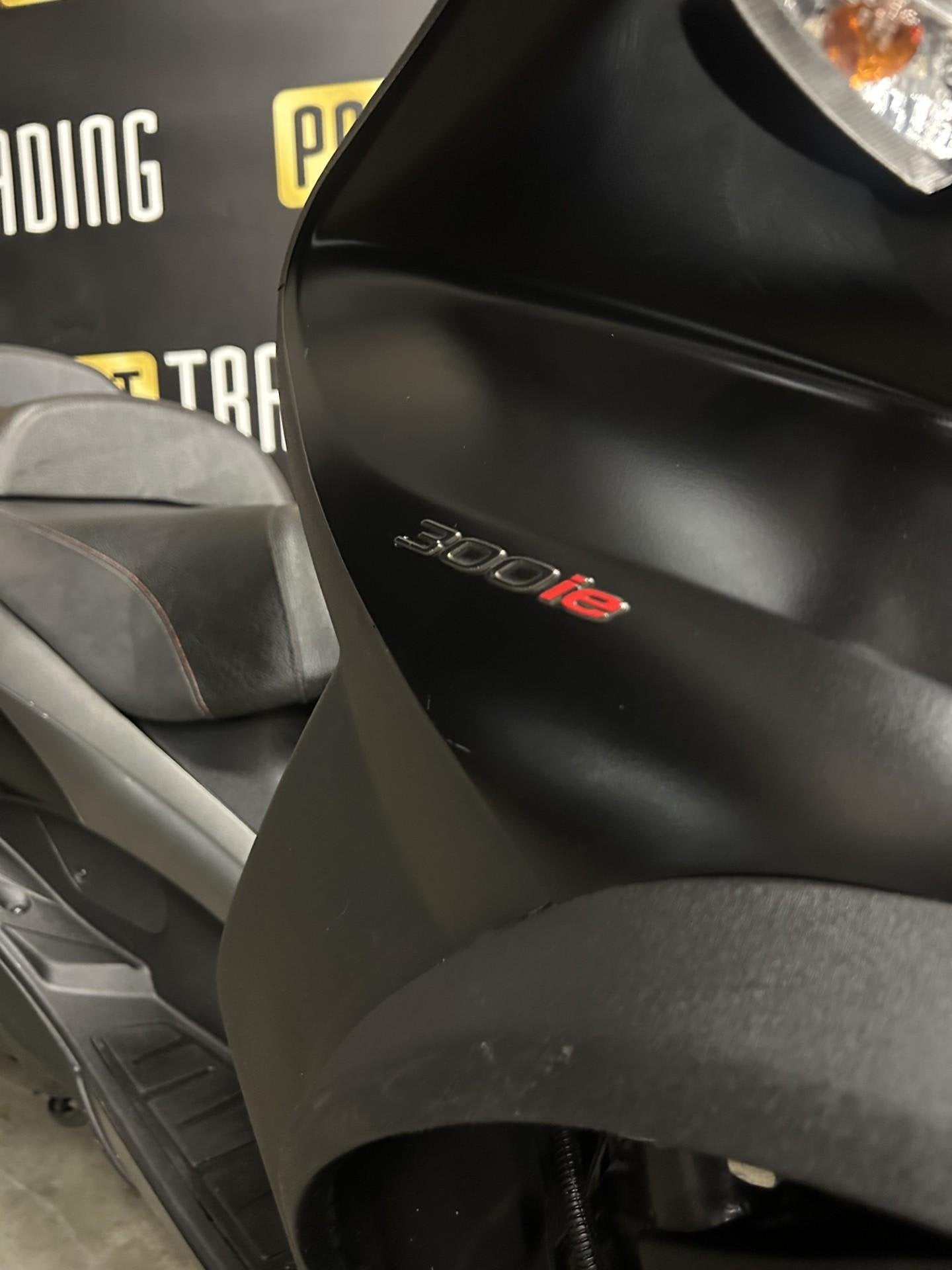 Foto 7 van Piaggio MP3 300 LT 2018 Autorijbewijs LED 3 mnd garantie