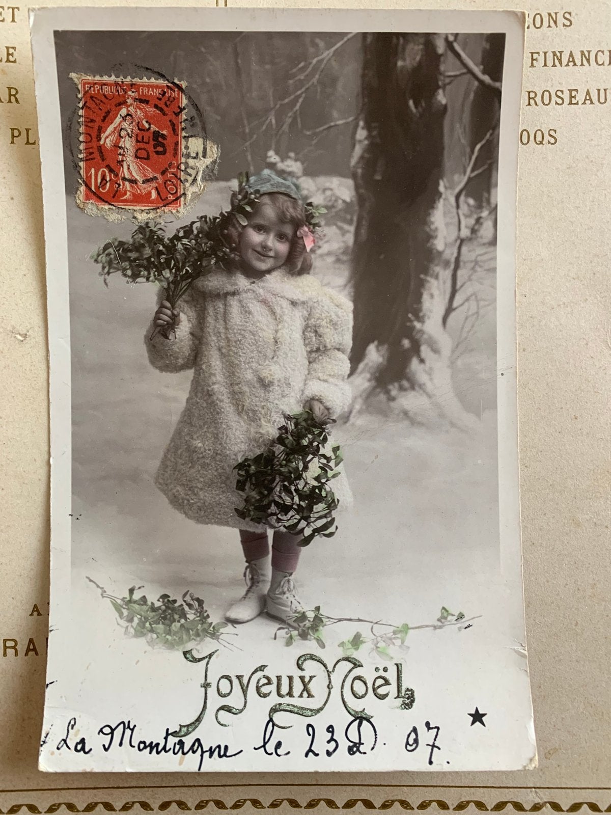 23-12-1907 Joyeux Noël - meisje met maretakken (KM), Ophalen of Verzenden, Voor 1920, Gelopen, Feest(dag)