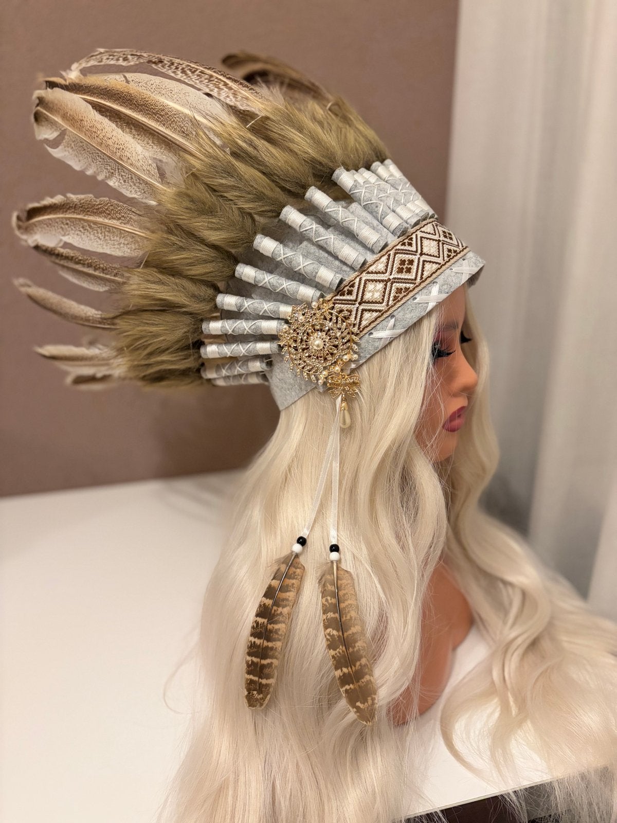 Indianen hoofdtooi met veren en decoratie beige grijs, Ophalen of Verzenden, Nieuw, Carnaval