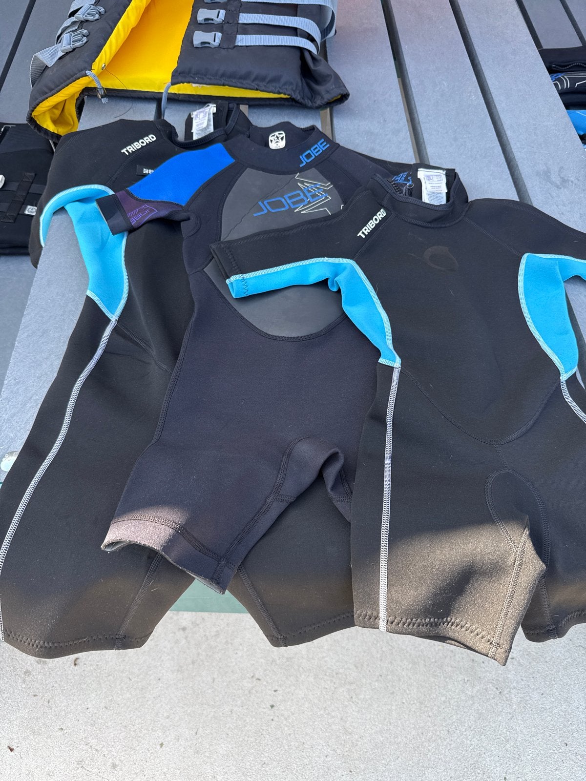 3 kinderwetsuits: Jobe M Youth, Tribord 128/132 & 153/164, Watersport en Boten, Watersportkleding, Ophalen, Gebruikt, Kind, Wetsuit