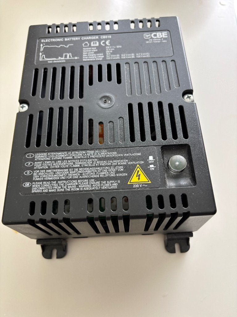 Foto 2 van CBE ACCULADER CB516-12V/16A (twee stuks)