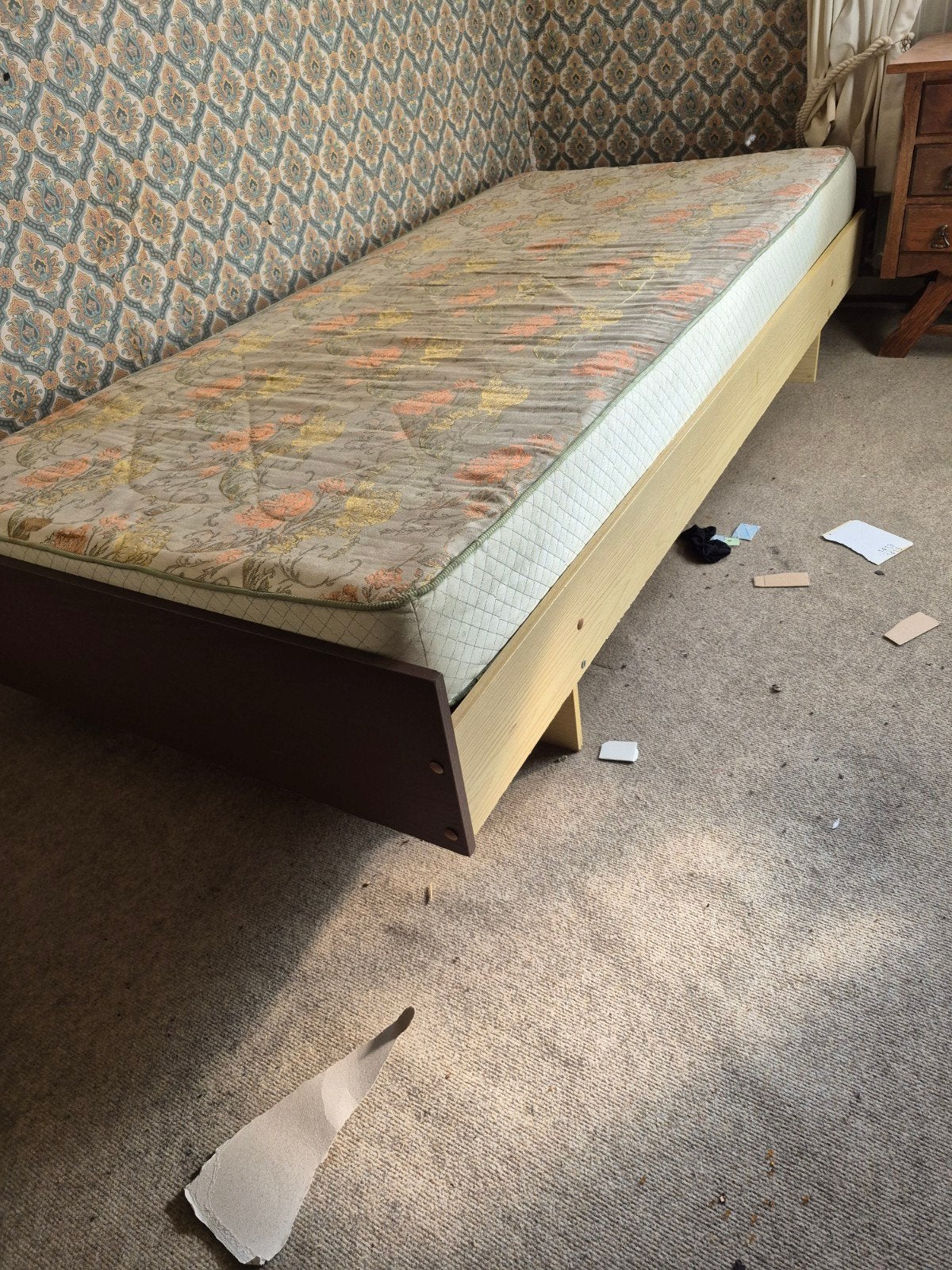 een persoons bed met nachtkastje., Ophalen, Gebruikt, 90 cm, Eenpersoons