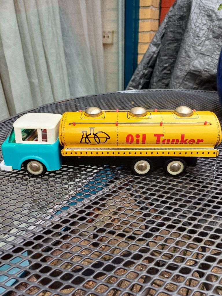 Zeer oude Oil Tanker tankwagen, Ophalen