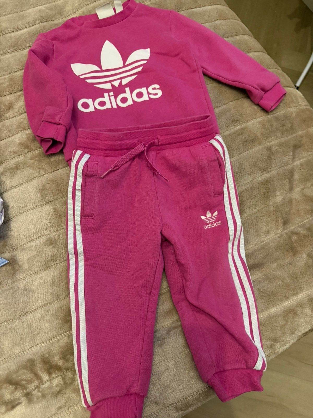 Adidas joggingpak roze maat 86, Ophalen of Verzenden, Zo goed als nieuw, Meisje, Pakje