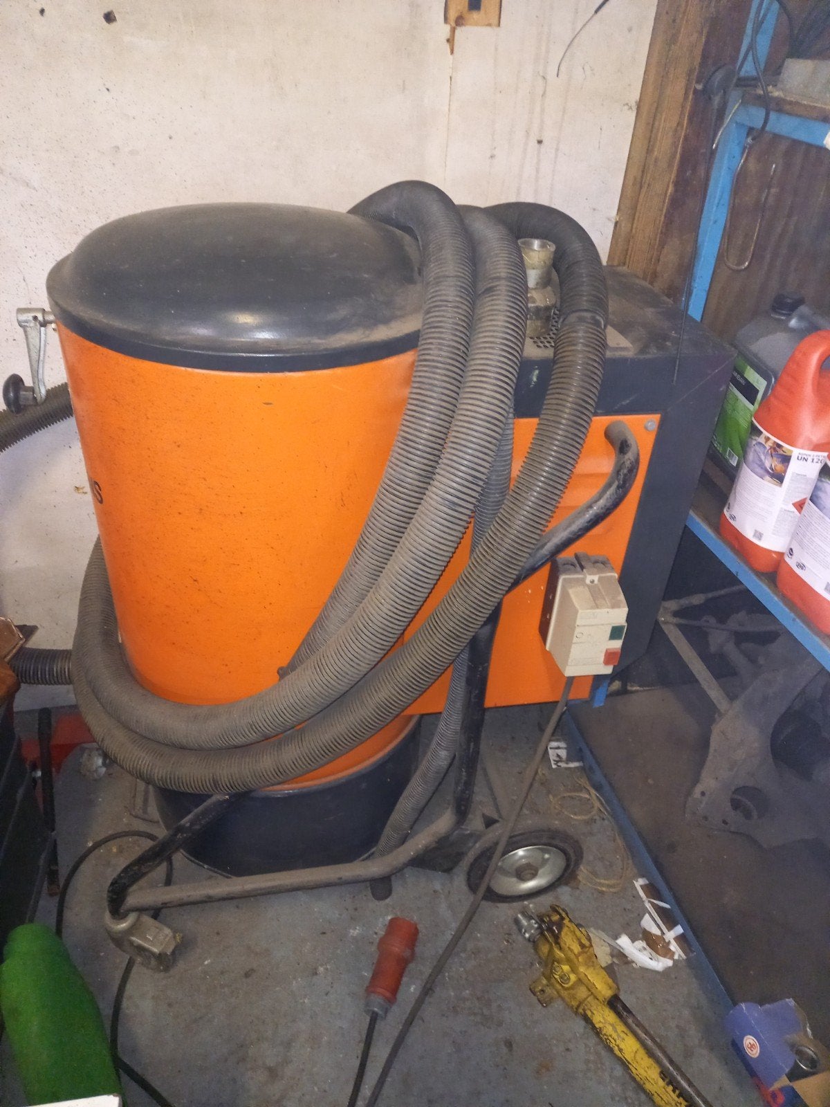 kiekens industrie stofzuiger, Ophalen