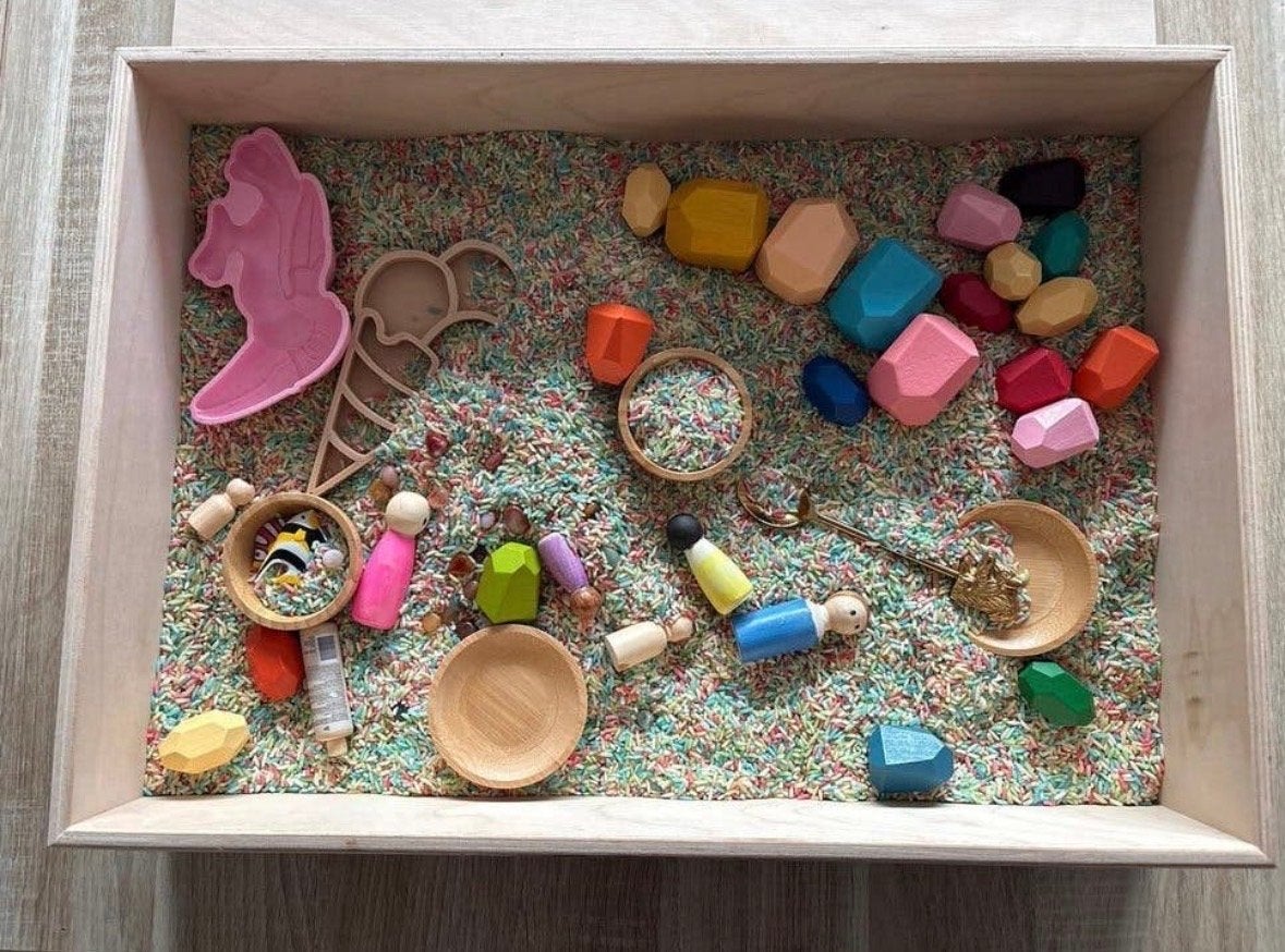Houten sensorische speelbak met diverse speelmaterialen, Kinderen en Baby's, Ophalen, Zo goed als nieuw