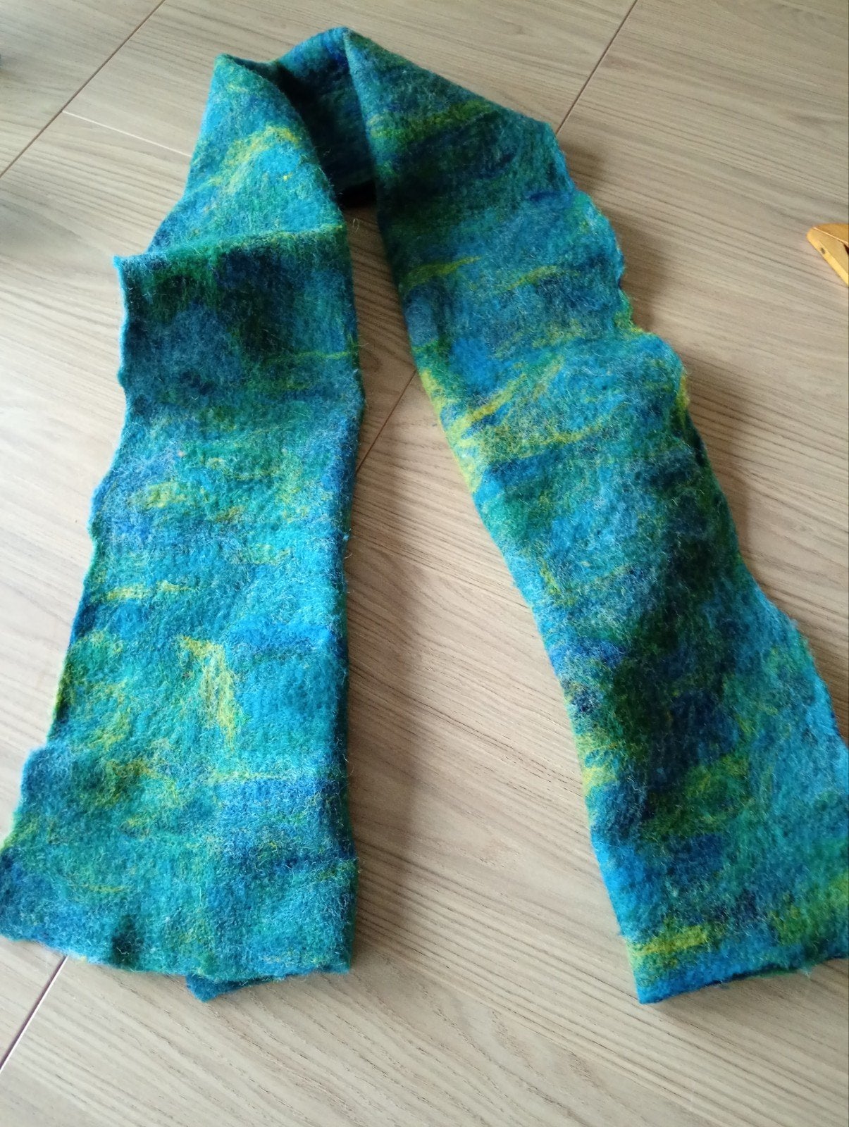 Handgemaakte vilten sjaal in blauw en groen, Maat 46/48 (XL) of groter, Ophalen of Verzenden, Zo goed als nieuw, Handgemaakt