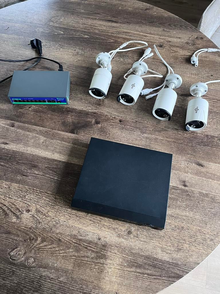 Hiseeu NVR, hd 2gb en 5 IP-camera's plus poe gigabyte switch, Ophalen of Verzenden, Gebruikt, Buitencamera