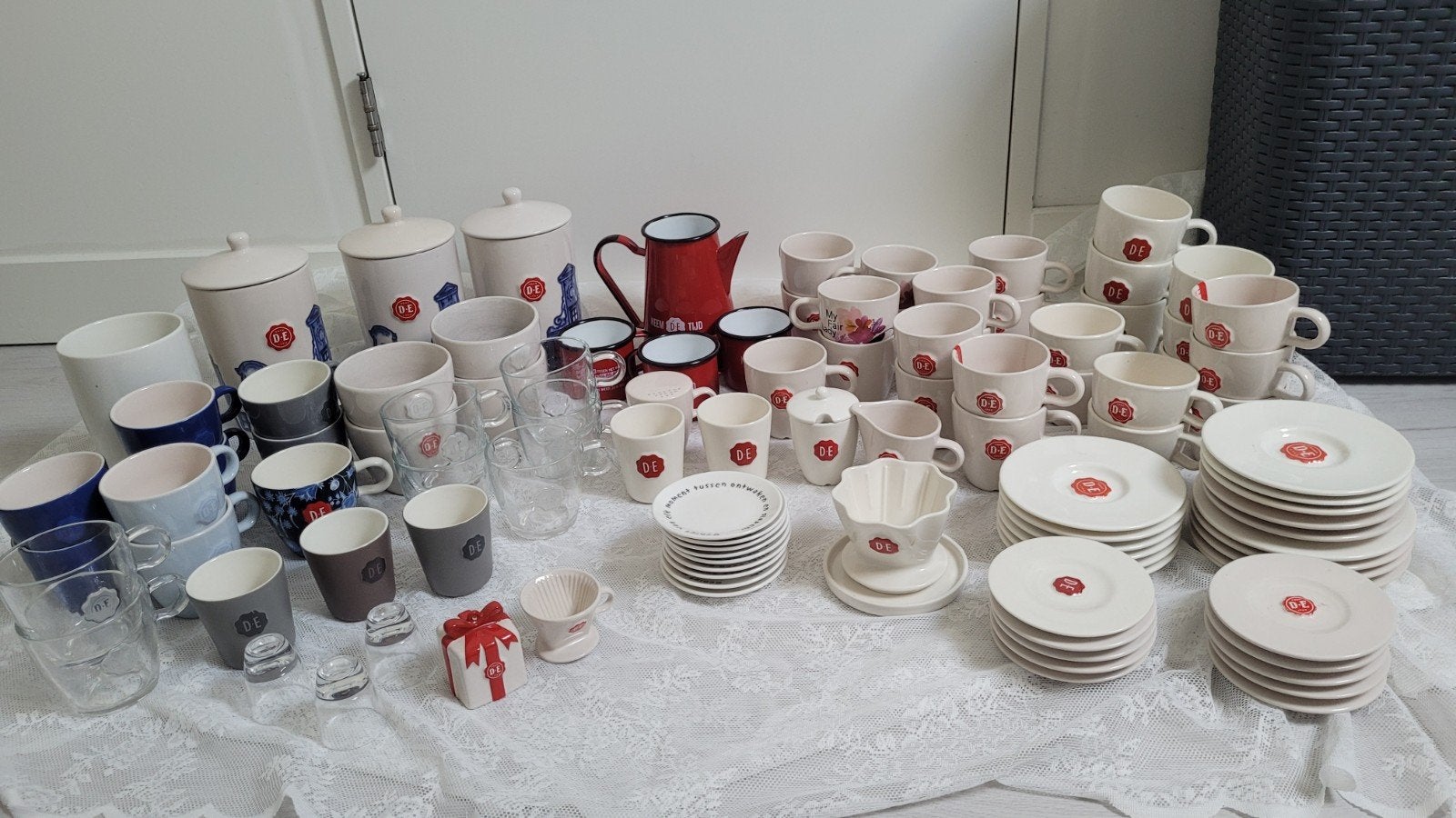 Grote verzameling Douwe Egberts servies en verzamelitems, Ophalen