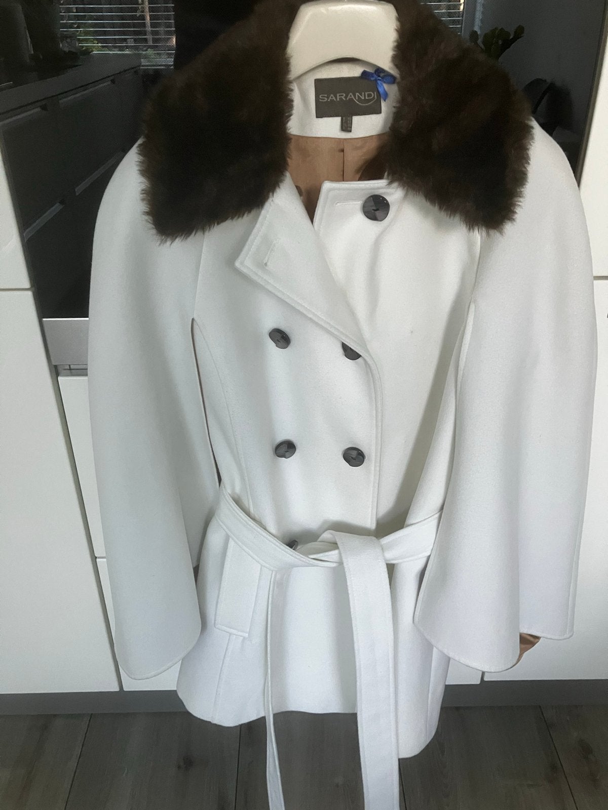 Witte Sarandi Cape met Vaste Kraag en Ceintuur, Ophalen of Verzenden, Zo goed als nieuw, Maat 38/40 (M), Wit