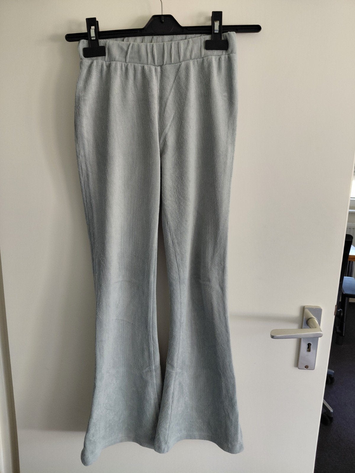 zachte flared broek grijsblauw Hema 146/152 2 euro, Broek, Meisje, Ophalen of Verzenden, Zo goed als nieuw